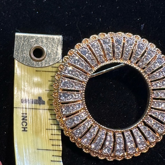 Camrose & Kross JBK Rhinestone Gold Tone Wreath Brooch - Picture 3 of 5